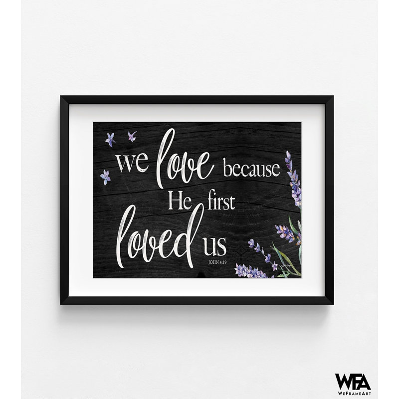 «He First Loved Us» par Susie Boyer, impression de Jean 4: 19, décor floral mauve, impression de citation de la Bible par Jean, impression murale lavande violette