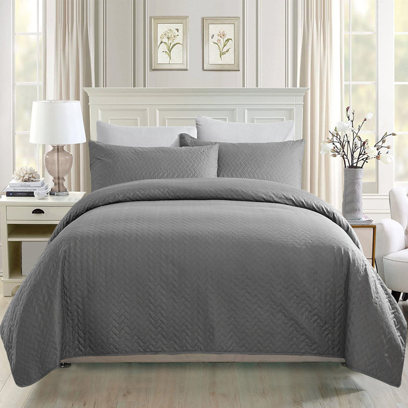Quilt, Queen Quilt + 2 Queen Shams, Light Gray