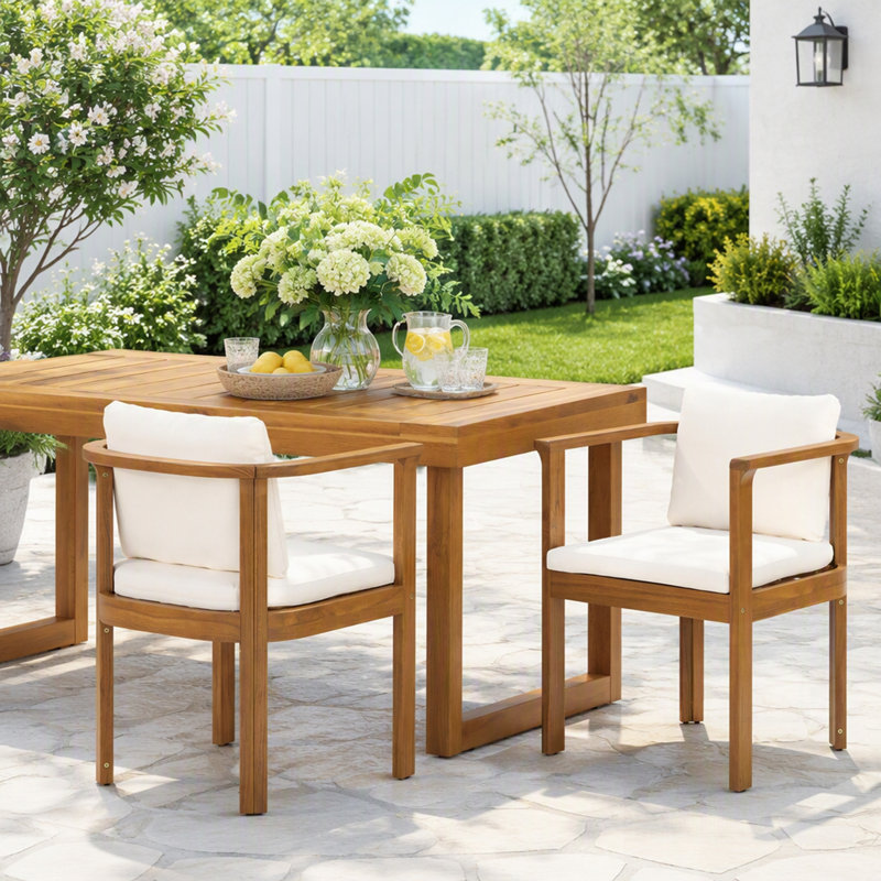 Ensemble de 2 chaises de salle à manger élégantes pour l'extérieur avec accoudoirs courbés en bois d'acacia et coussins crème pour une assise confortable