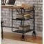 Bureau d'inspiration industrielle avec dessus en bois et roulettes en métal