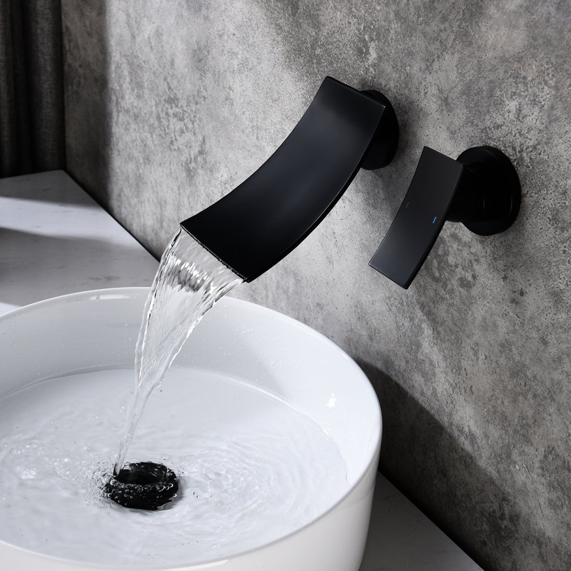 Robinet mural noir mat pour salle de bain, laiton avec bec cascade large et valve de contrôle précise pour une expérience confortable