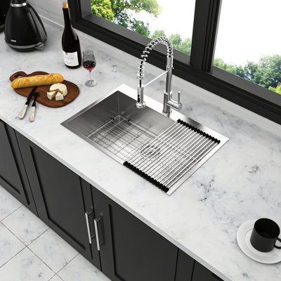 Évier de cuisine encastré 33 x 22 po à cuve simple en acier inoxydable de calibre 18, matériau de qualité T-304, cuve profonde de 9 po, fond en pente douce pour un drainage rapide, cinq patins en caoutchouc pour réduire le bruit de 33 po