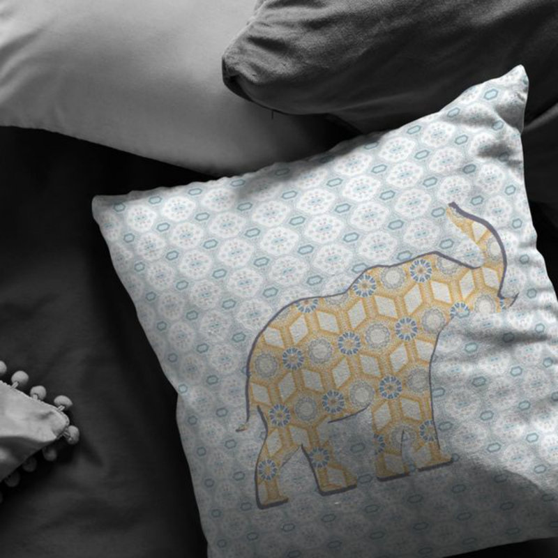 Housse et insert de coussin éléphant carré Silhouette, 18 po x 18 po, Jaune / bleu pâle