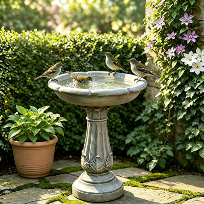 Bain d'oiseaux moderne sur pied pour l'extérieur, hauteur 59 cm (23,23 pouces), en résine renforcée de fibres, avec socle texturé de style romain, pour la décoration intérieure et extérieure.
