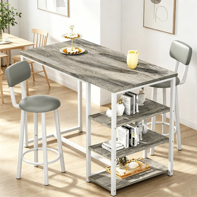 Ensemble de table de bar 3 pièces à hauteur de comptoir avec tablettes de rangement ouvertes à 3 niveaux, ensemble de table de salle à manger avec 2 tabourets rembourrés avec dossier et repose-pieds, ensemble d'îlot de cuisine compact pour petits espaces