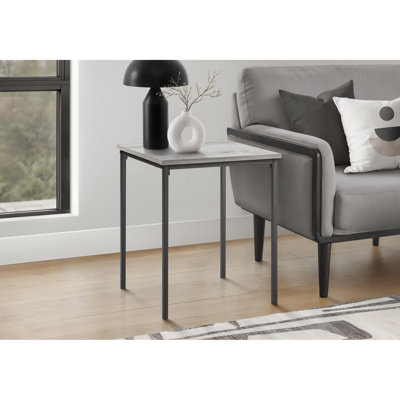 Table d'appoint carrée contemporaine de 22 po de hauteur en stratifié gris et métal noir, servant de table de chevet dans la chambre