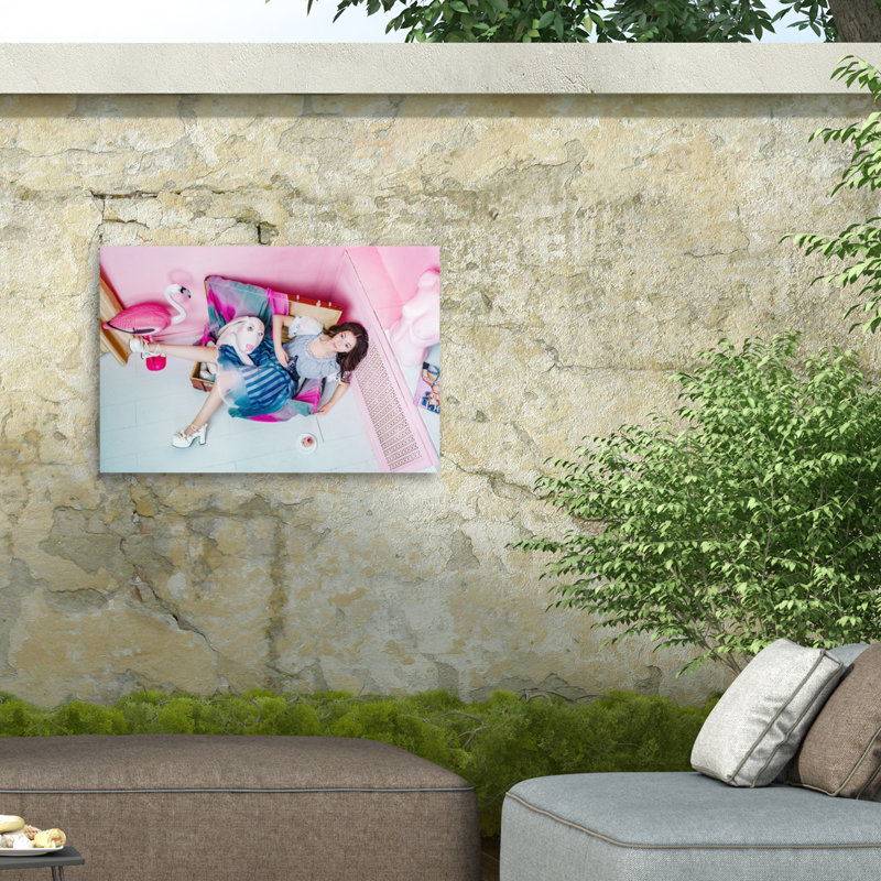 Photographe Tamila, toile extérieure, H 30 po x l 47 po