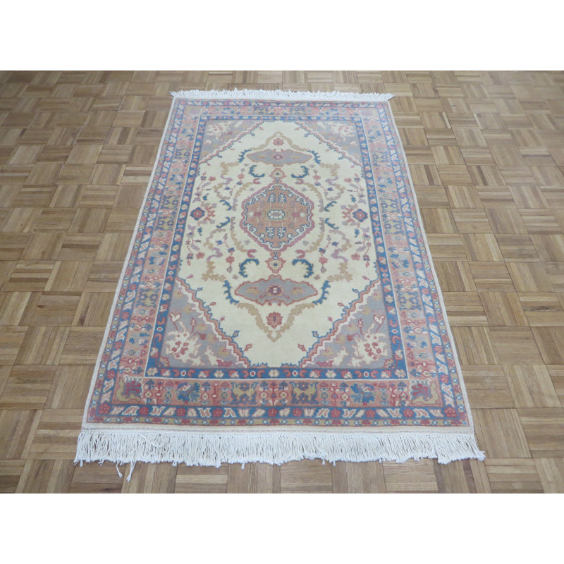 Tapis de zone en laine beige noué la 4 pi x 6 po one-of-kind Sherika