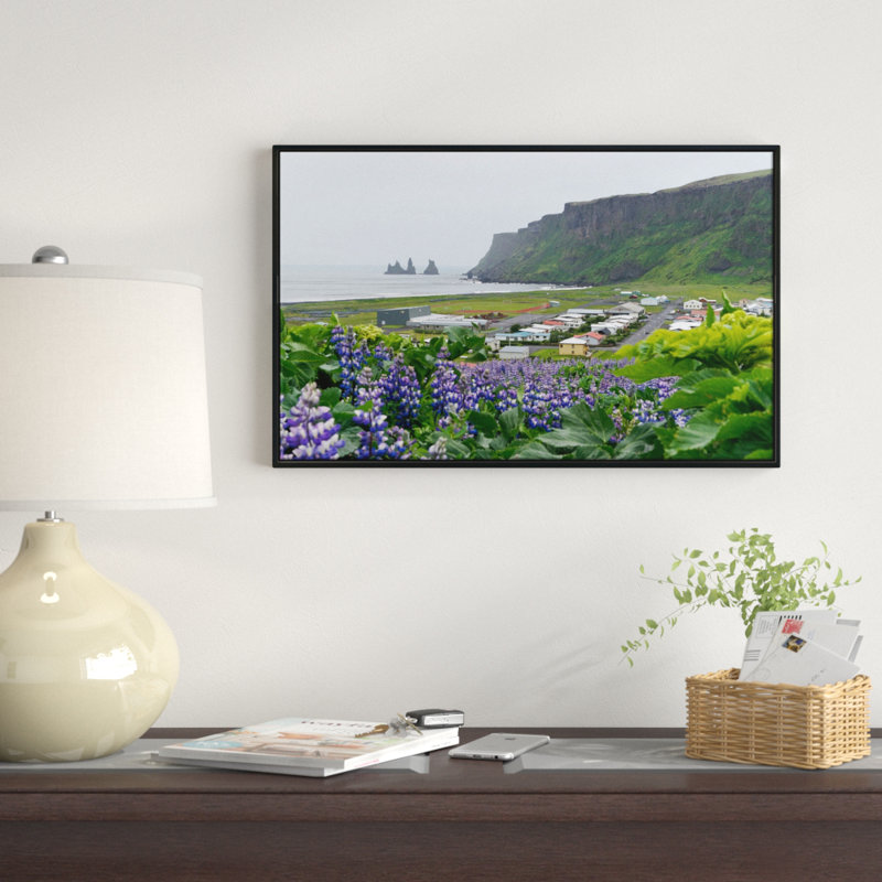 «Islandic Town Vik», photographie sur toile, H 30 po x l 40 po x P 1,5 po