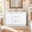Meuble-lavabo autoportant blanc de 121,4 cm (47,8 po), en MDF à panneaux cannelés, avec 2 tiroirs et 2 portes, charnières à fermeture amortie, étagères réglables et tablette de rangement double intégrée à la porte.