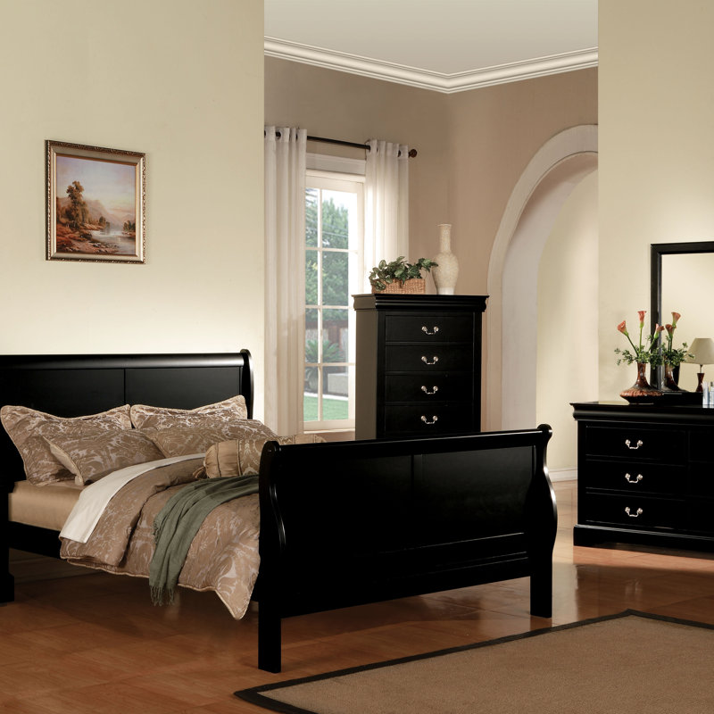 Grand lit noir en bois pour une belle chambre à coucher