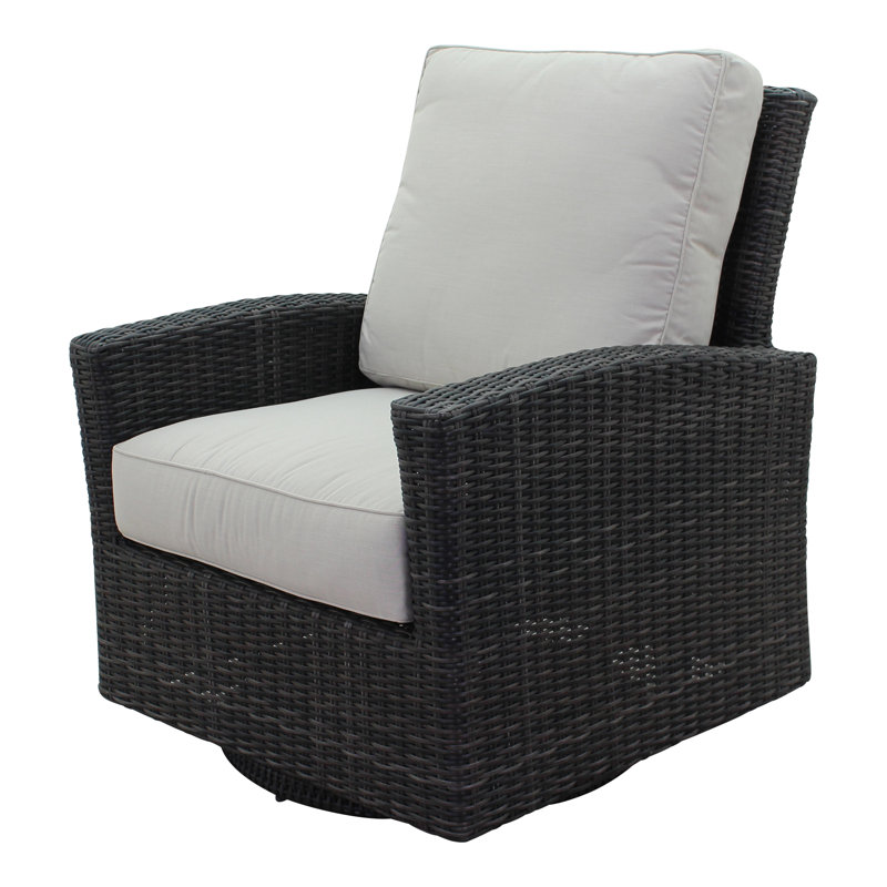 Chaise d'extérieur en osier avec coussins