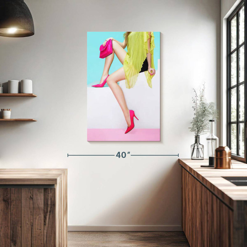 Femme élégante sur les marches, H 39 po x l 26 po