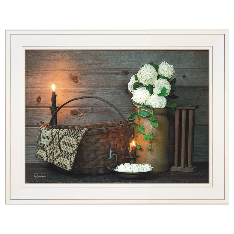 «White Flowers», impression encadrée de décoration murale pour le salon et la maison par Susie Boyer, Cadre blanc