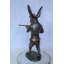 Statue en bronze de carabine tenant un fusil 22 po x 13 po x H 35 po