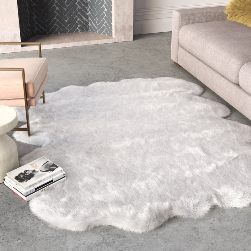 Tapis blanc brillant en fausse fourrure