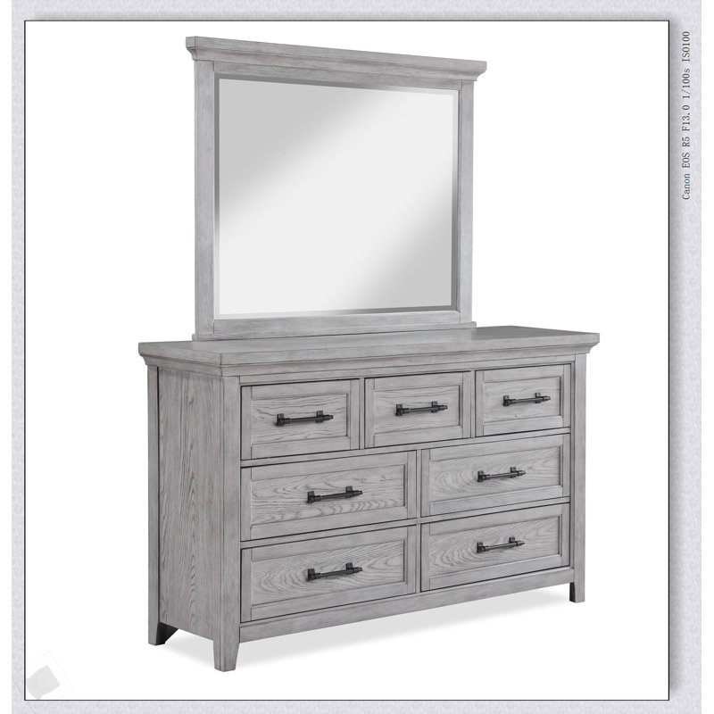 Commode contemporaine en bois gris clair avec sept tiroirs spacieux et poignées en métal pour les chambres à coucher modernes