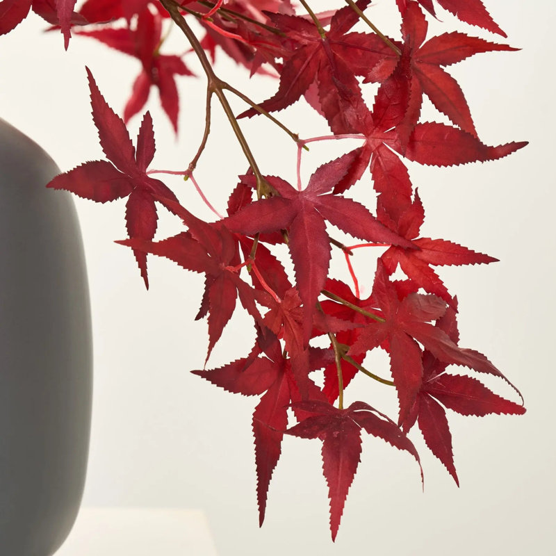 Arrangement de table rouge en érable japonais rouge dans un grand vase en pot gris mat
