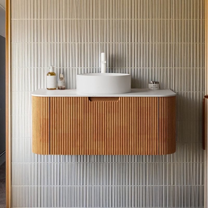 Meuble-lavabo mural 36 po avec lavabo en céramique, armoire de rangement pré-assemblée, comptoir en marbre artificiel blanc, robinet non inclus