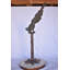 Statue en bronze Suri perroquet sur un arbre regardant vers le bas - Taille: L 37 po x l 15 po x H 47 po.