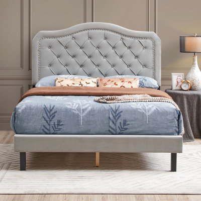 Grand lit plateforme en velours gris à boutons, avec courbe moderne et support à lattes de bois, assemblage facile avec élément de design rembourré, rapide