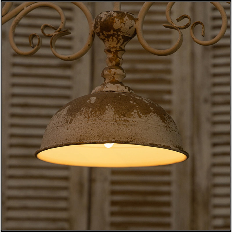 Luminaire suspendu vintage en métal pour un élégant décor de salle à manger, parfait pour créer une atmosphère chaleureuse
