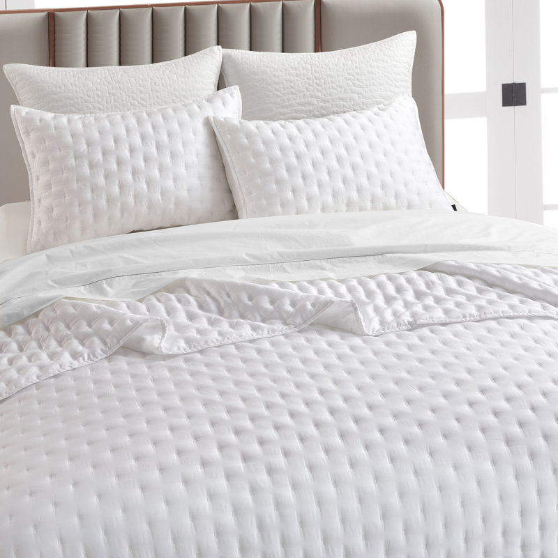 Ensemble de courtepointe Lana Tencel soyeux par Studio 16, Toronto. Fabriqué en 100% TENCEL, cet ensemble offre une sensation exceptionnellement douce au toucher, offrant une touche douce et soyeuse qui rehausse votre expérience de sommeil.
