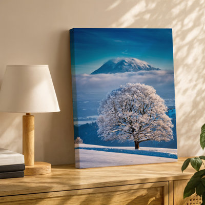 Toile, "Un paysage d'hiver serein" avec un arbre majestueux recouvert de neige avec des branches complexes ornées d'un art blanc sur toile