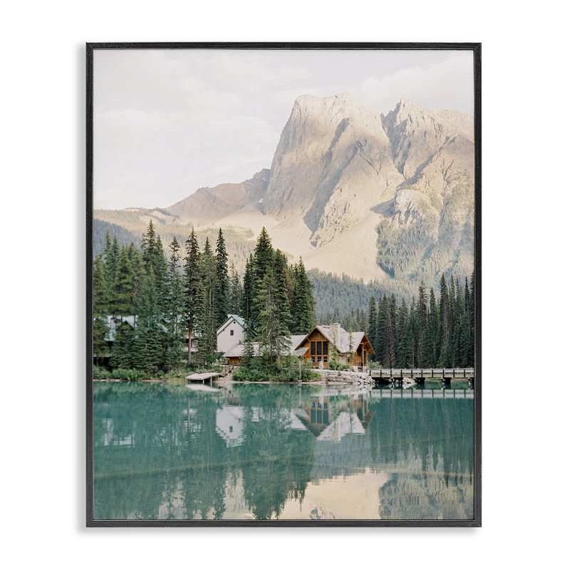 «Lakeside Cabin Landscape», estampe numérique par Justine Milton, Giclée encadrée noir minuit, H 14 po x l 11 po