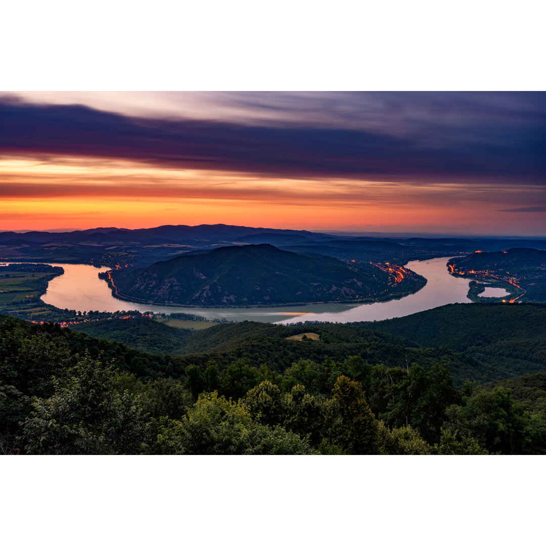 Sonnenuntergang Bild der schönen Donaukurve, Komitat Pest, Ungarn von Gehringj - Kunstdrucke ohne Rahmen auf Leinwand