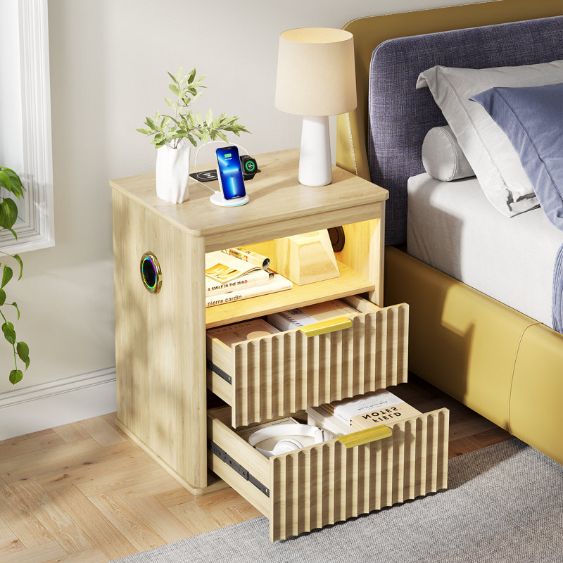 Table de chevet cannelée l 19,7 po avec haut-parleur Bluetooth, lumières à capteur RVB, chargeur sans fil, Chêne