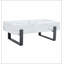 Table basse de 47,2 po x 23,6 po en MDF minimaliste à motif de marbre. Autocollant à motif de marbre blanc, revêtement par pulvérisation de pieds en métal, table basse en panneau de fibres à densité moyenne. Présentant un style simple et moderne.
