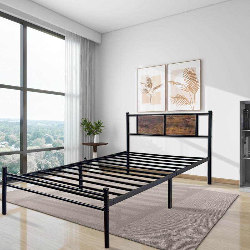 Structure de lit simple avec tête en bois brun et lattes en métal robustes pour la plateforme, aucun sommier requis, guide vidéo d'assemblage simple, matériau en fer noir, profondeur de 79,11 po, hauteur de 36,63 po avec pied