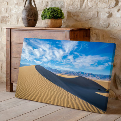 Toile, "Un vaste paysage désertique sous un ciel bleu éclatant", art mural doucement sur des dunes de sable aux motifs complexes