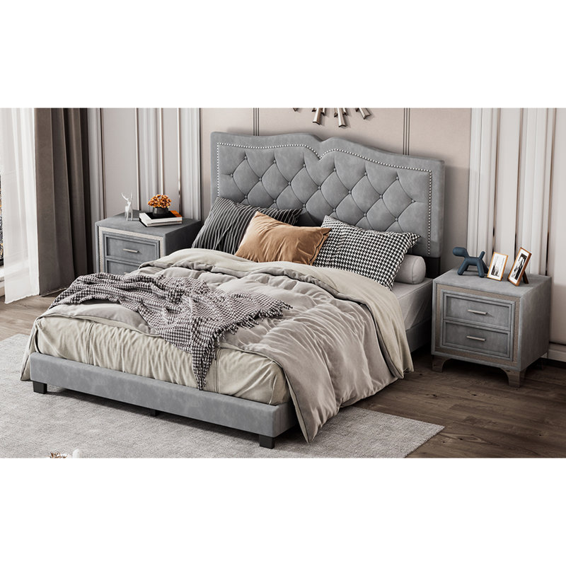 Grand lit plateforme gris avec rivet et tête de lit embelli, revêtu de velours, de contreplaqué et d'une touche de garniture moderne, confortable