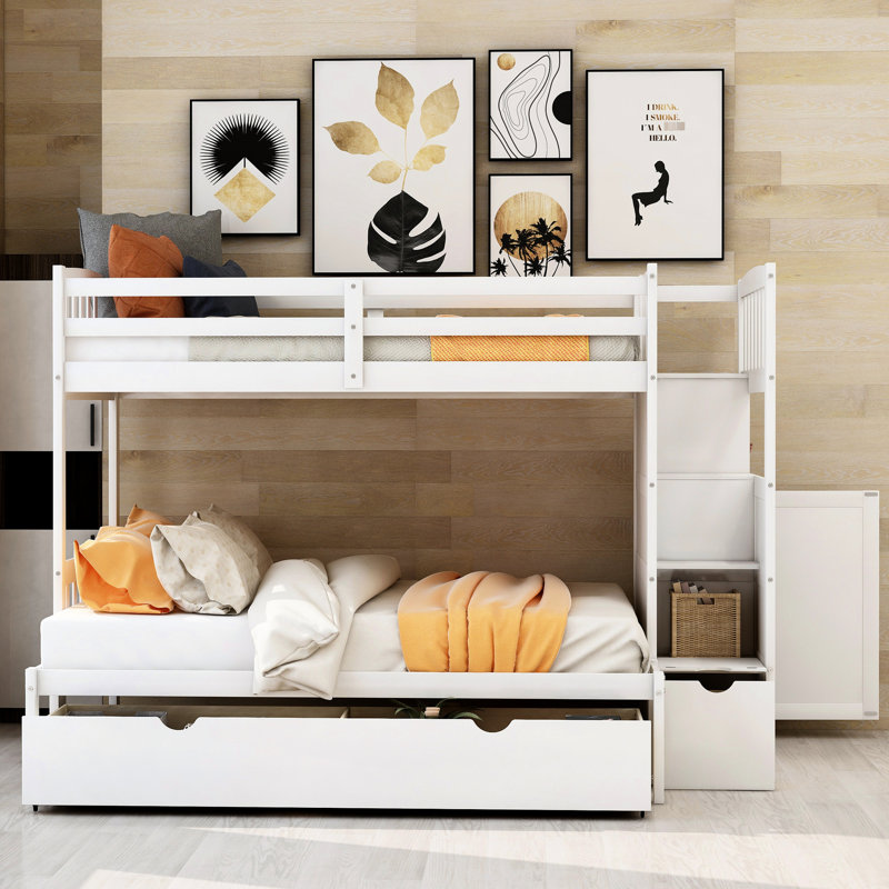 Lit superposé simple au-dessus d'un lit double / double blanc avec tiroir organisé et rangement pour tablettes - Chambre simplifiée dans un espace protégé protégé