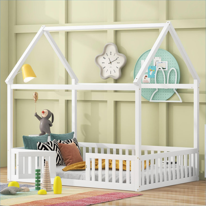 Structure de lit pleine grandeur blanc doux, fabrication en pin massif pour chambre d'enfant avec clôture et porte fonctionnelle