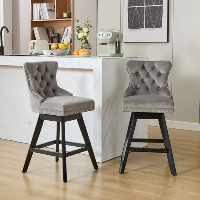 Tabourets de bar pivotants en velours avec décoration capitonnée et pieds en bois