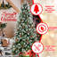 Arbre de Noël de 7 pi contenant 2178 pointes, baies rouges vives, pin naturel, branches pe + neige, conception à charnières à assemblage rapide, support en métal fiable pour les décorations saisonnières