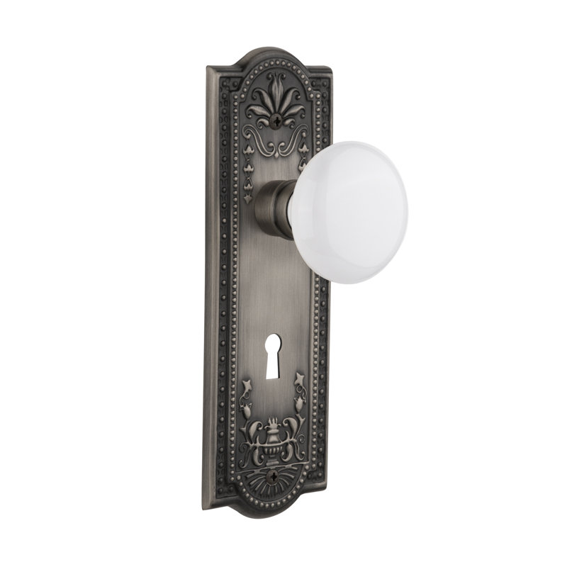 Plaque Meadows avec trou de serrure décoratif et bouton de porte en porcelaine blanche, Étain antique