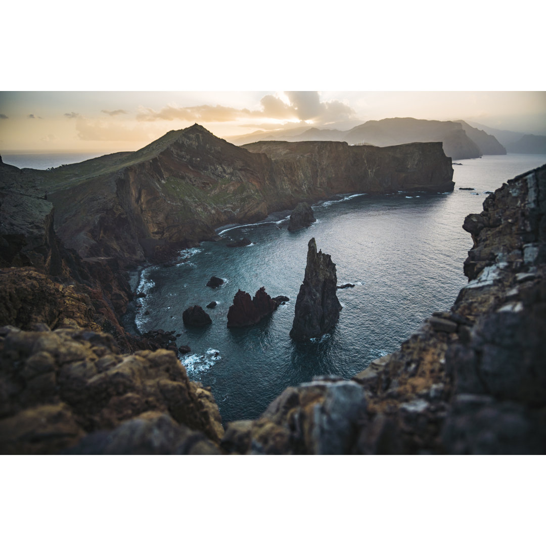 Scenic View Of Coastal Cliffs - No Frame Kunstdrucke auf Leinwand