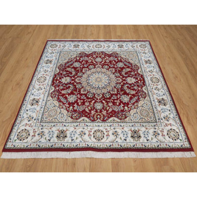 Tapis 6 pi x 6 pi rouge rhubarbe, motif Nain avec médaillon de fleurs, noué à la main, laine et soie, 250 KPSI, velours doux, carré, tapis oriental