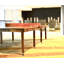 Table de tennis de table avec raquettes