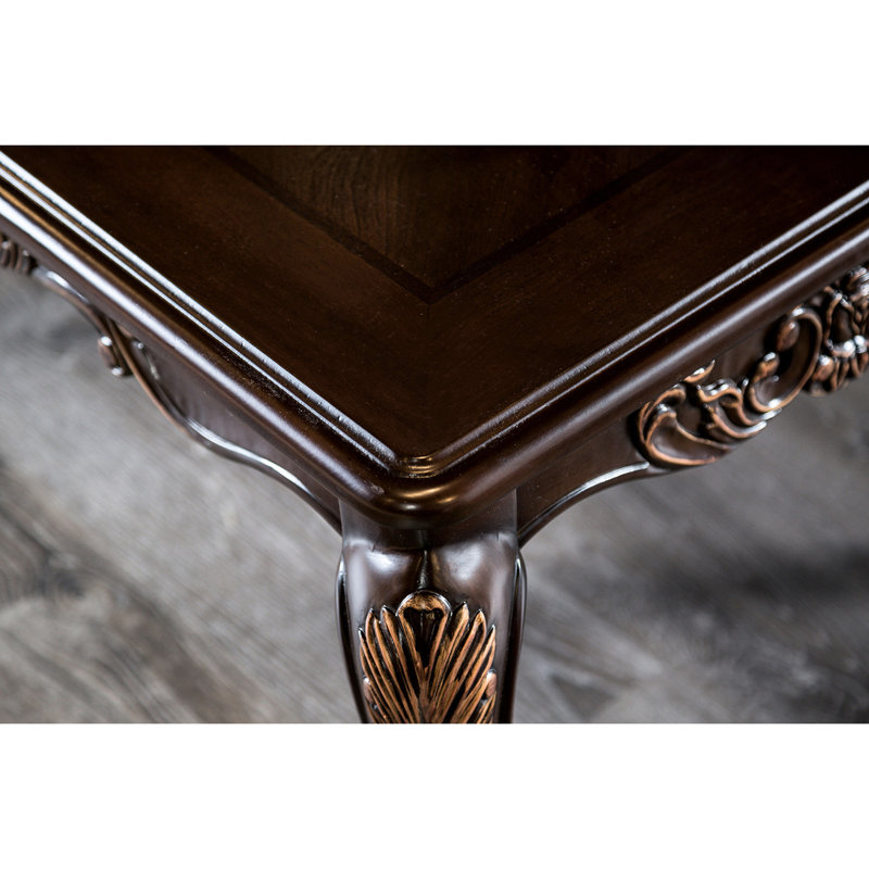 Table d'appoint carrée de style traditionnel, en merisier foncé, structure et pieds en bois massif, design orné, dimensions : 72,4 cm (L) x 67,3 cm (P) x 62,2 cm (H). Détails et finitions dorées.