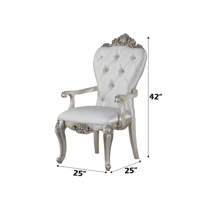 De 2 chaises hautes à accoudoirs crème et dorées - siège fixe avec coussins rembourrés et 2 motifs floraux surélevés en bois