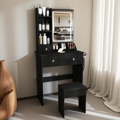 Petit bureau de meuble-lavabo moderne avec 3 modes d'éclairage DEL à luminosité réglable, 3 tiroirs et plusieurs tablettes de rangement ouvertes, un support pour sèche-cheveux et une prise de courant, et une chaise à langer