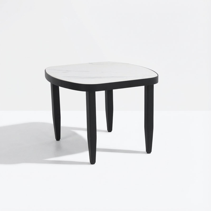 Table d'appoint contemporaine d'extérieur avec plateau en pierre d'inspiration marbre et structure en aluminium