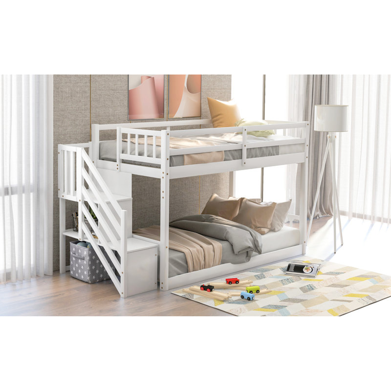 Lit superposé simple au-dessus de rangement blanc - mystérieux et, fabriqué à partir d'un lit de plancher en pin, avec un espace attrayant