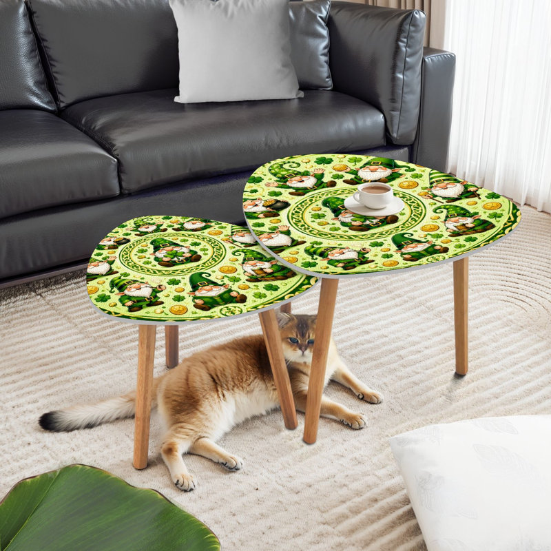 Ensemble de 2 tables basses gigognes triangulaires modernes, ornées de charmants lutins entourés de trèfles et de pièces d'or. Style du milieu du siècle, petites tables d'appoint pour salon, chambre, appartement et décoration intérieure.