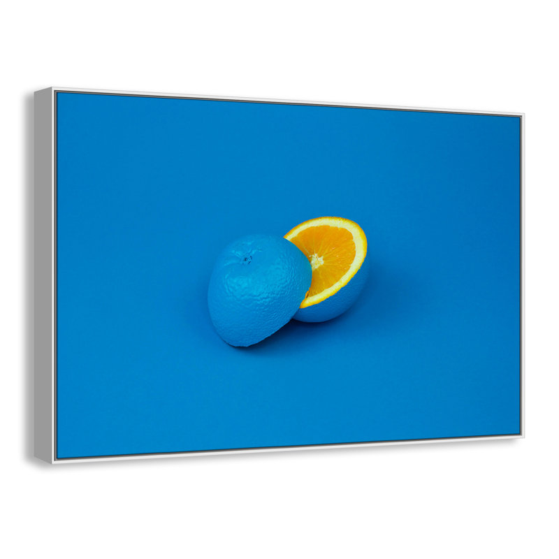 Pop orange en bleu par Davisuko, Pas de tapis, Toile avec cadre flottant blanc, H 41,5 po x l 61,5 po x P 2 po